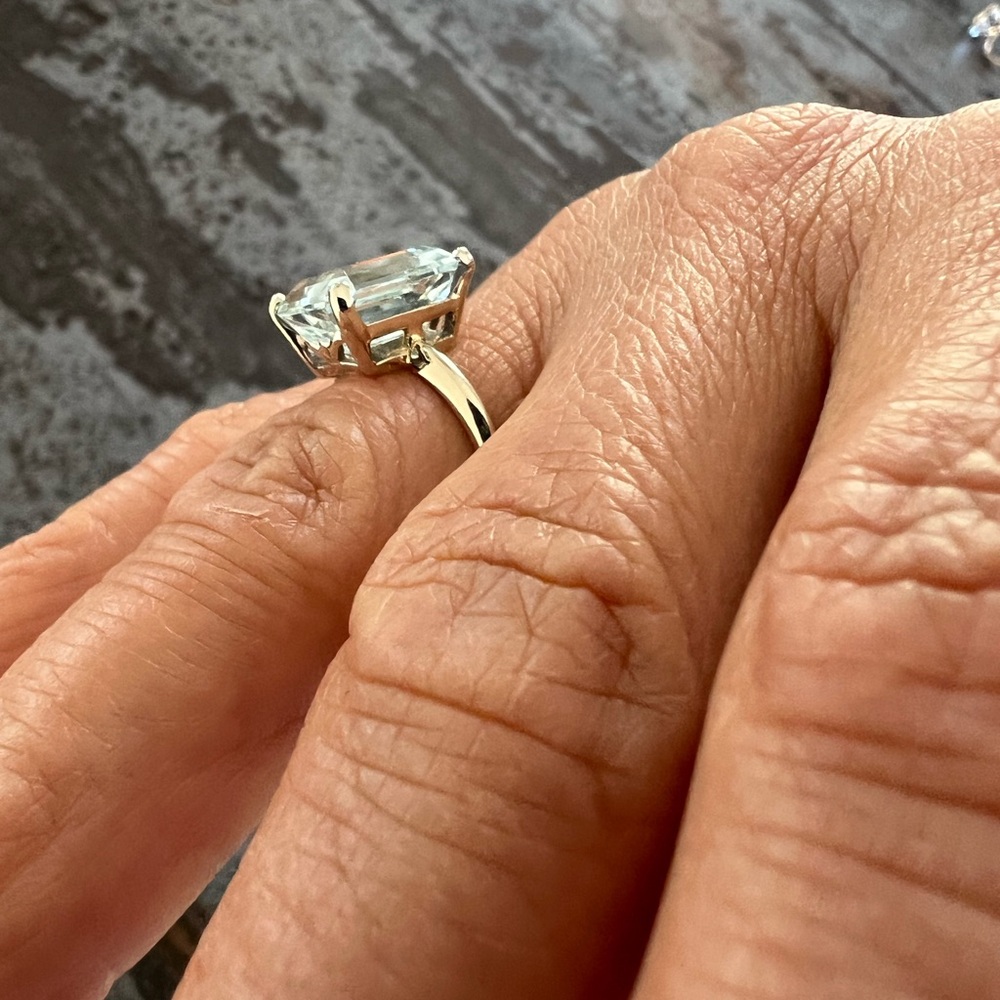 14kt White Gold Aquamarine Ring with Clear 5 carat Stone
Stamped 14kt - Picture 9 of 12